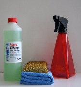Reinigungsset groß rot: HArell Bio-Cleaner Universalreiniger 500 ml  inkl. großes Mikrofasertuch, Spezialschwamm und Sprühflasche rot